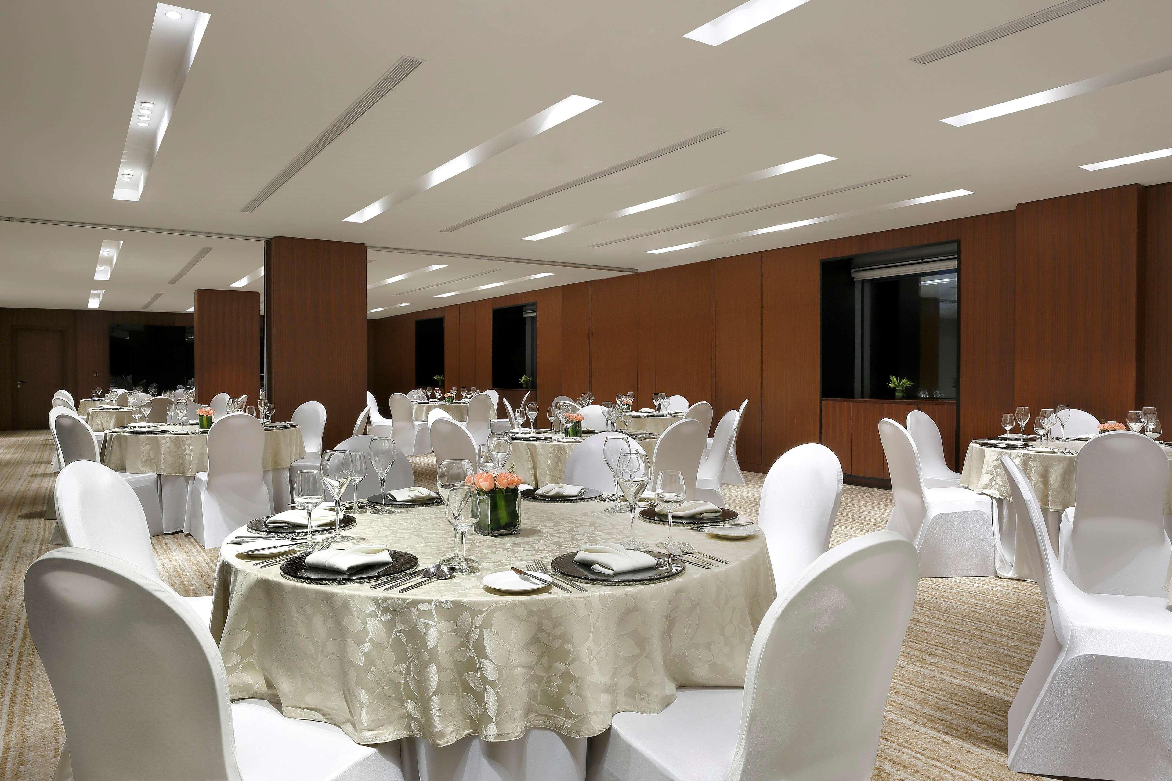 Hilton Bangalore Embassy Golflinks Exterior foto