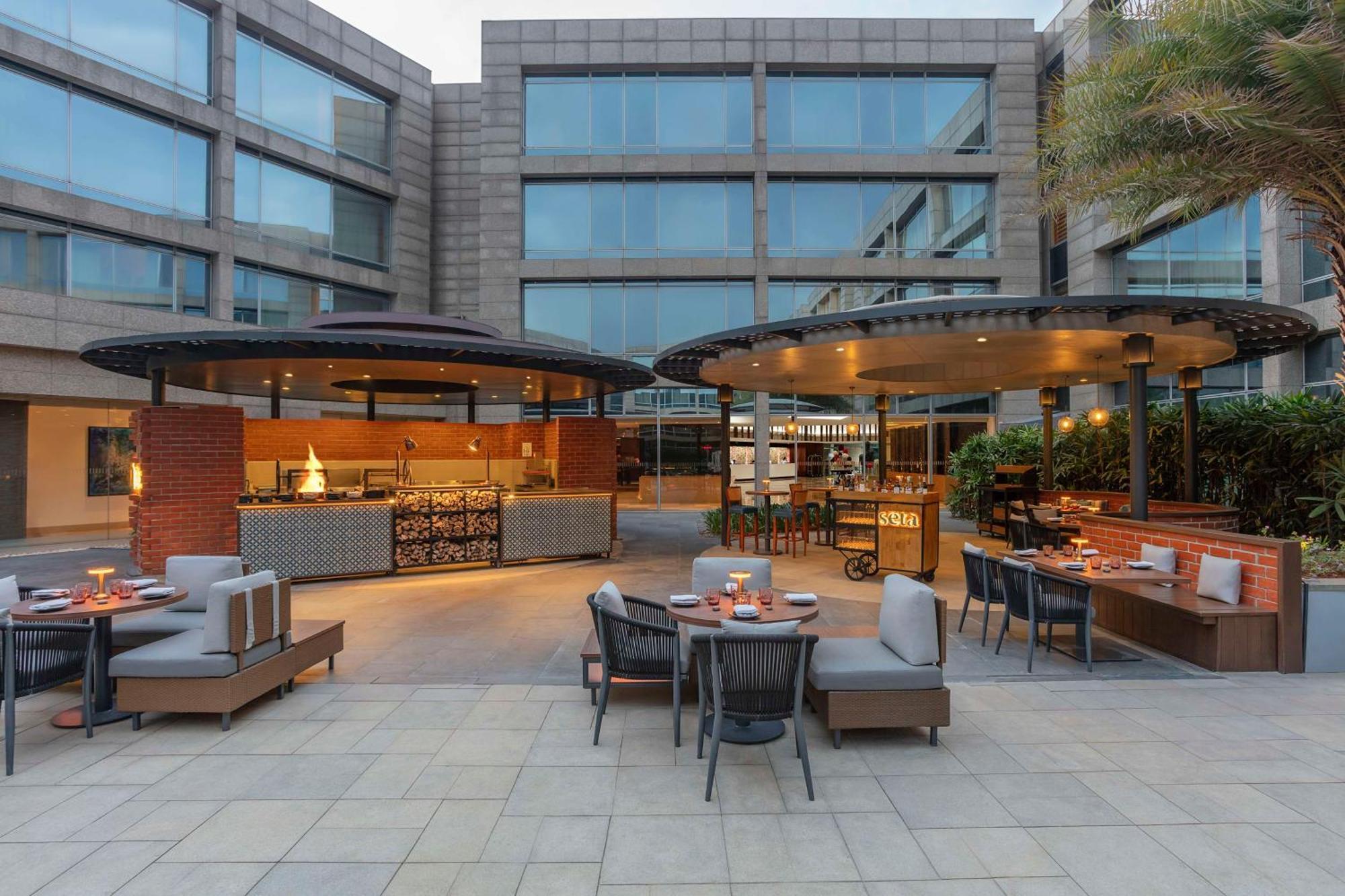 Hilton Bangalore Embassy Golflinks Exterior foto