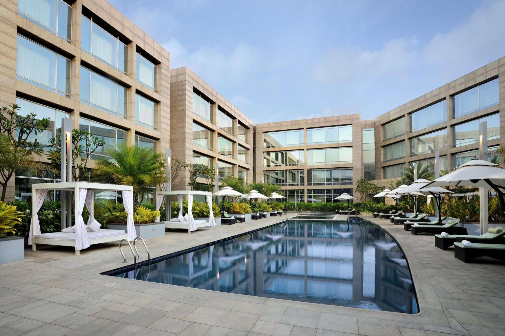 Hilton Bangalore Embassy Golflinks Exterior foto